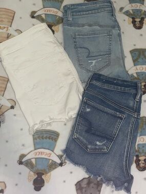 LOT 3 PAIRS OF AE SHORTS SIZE 4
price is all together